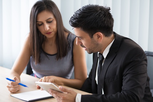 Equipo profesional gestionando publicaciones